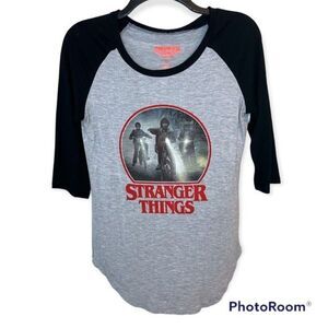 Stranger Things Netflix Women’s Gray Graphic Baseball Tee Size Small